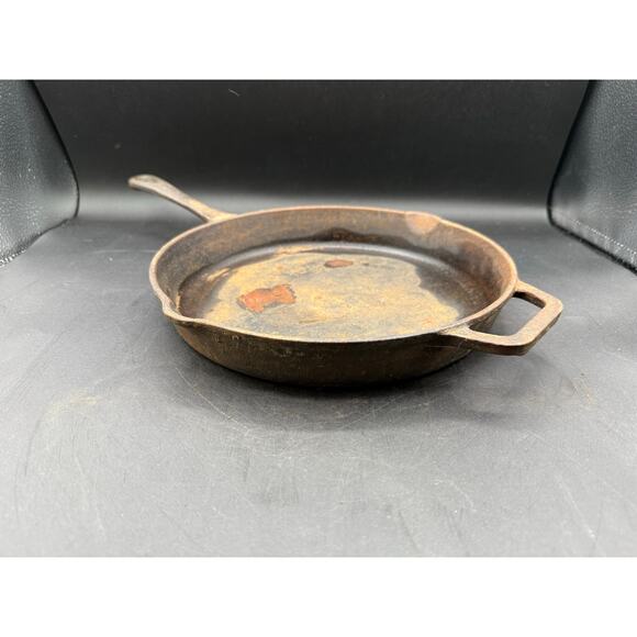 Vintage Unmarked Cast Iron Skillet - 10.5" - Picture 8 of 10